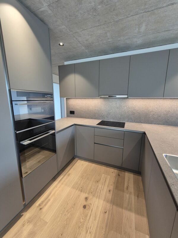 Erstbezug 4.5 Zimmer im 2. Obergeschoss mit grossem Balkon - Küche