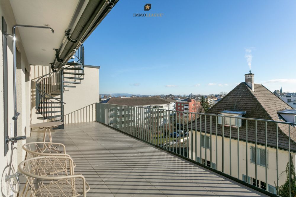Exklusive Attikawohnung mit grosszügigen Sonnenterrassen. - Vom ersten Sonnenstrahl bis zum letzten Abendlicht: Ost- und Westterrassen schenken zu jeder Tageszeit ein Platz an der Sonne.