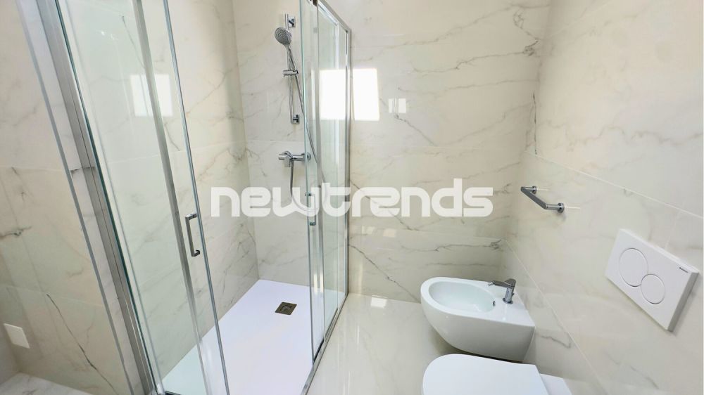 Ampio e luminoso attico con terrazzo e lift privato, mai abitato. - 1° bagno