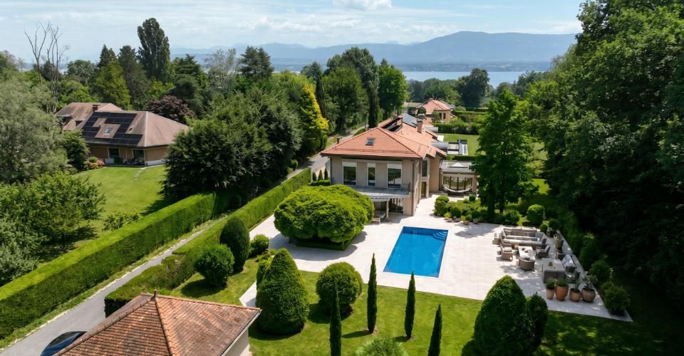 À Mies, une maison rare où la nature devient un luxe - Maison 10 pièces - image - 2