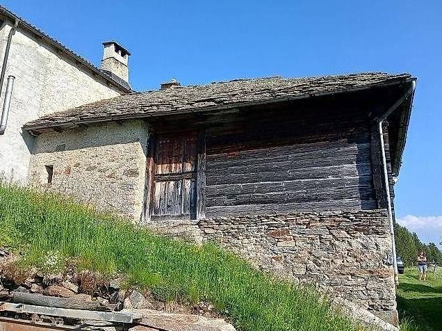 Chalet zum Ausbauen, grosses Wiesland  /  rustico da ristr. -  Bild 4
