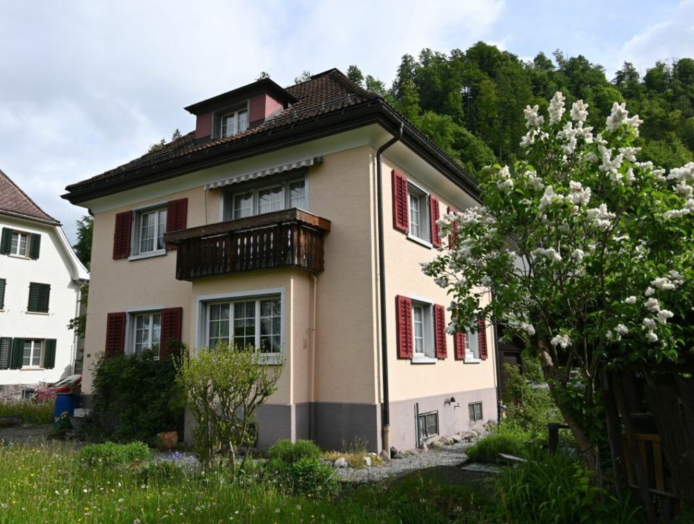 Freistehendes 5.5-Zimmer-Einfamilienhaus mit grossem Garten und Garage -  Bild 1