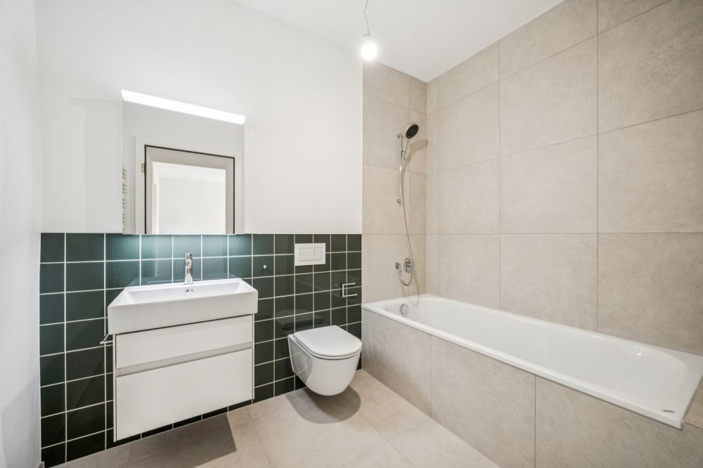 Neubau-Ferienwohnung mit toller Aussicht - Badezimmer mit Badewanne