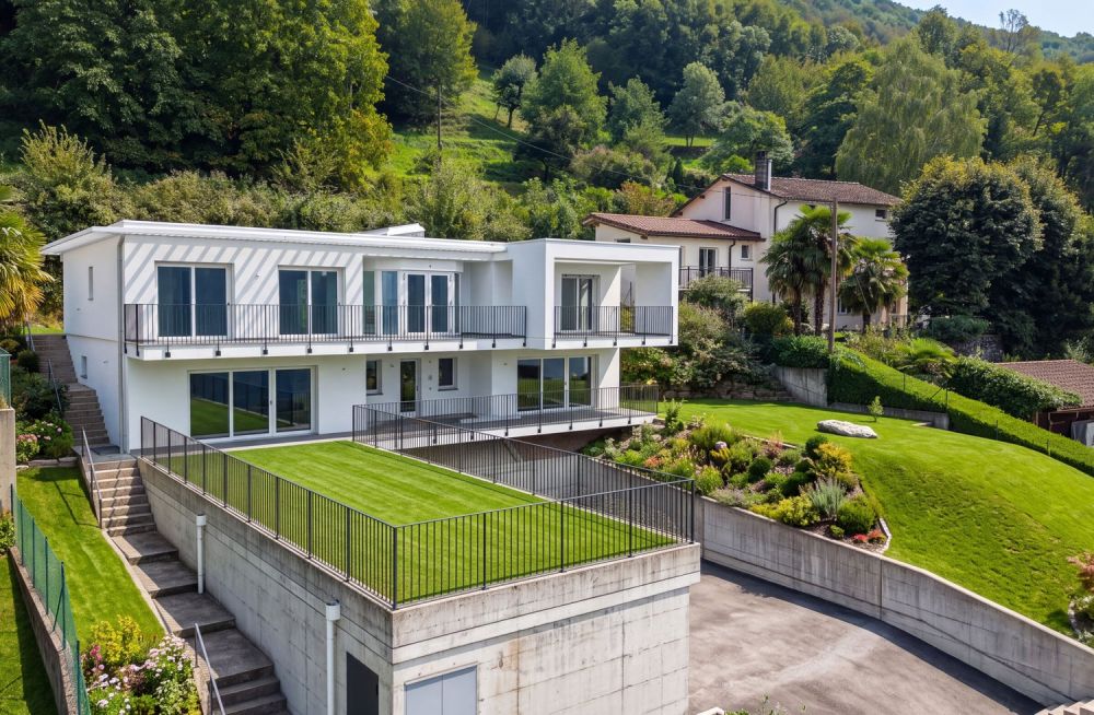 ESCLUSIVA E SPLENDIDA VILLA VISTA LAGO 6.5 LOCALI A PUGERNA -  Bild 1