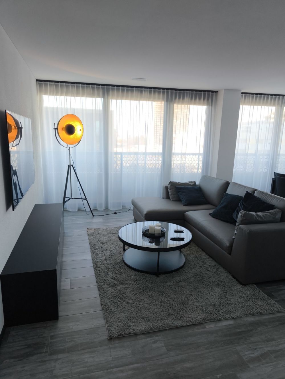 Exklusive, möblierte 2.5-Zimmerwohnung im Three Point Tower - 4.jpg