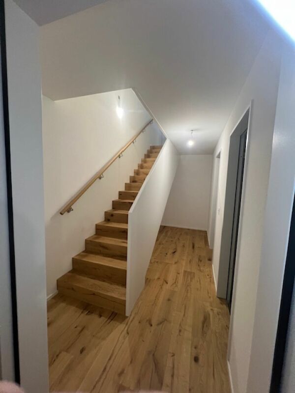 Wunderschönes "Reihenhaus" im Grünen und mit viel Wohnraum. - Aufgang ins 2.OG