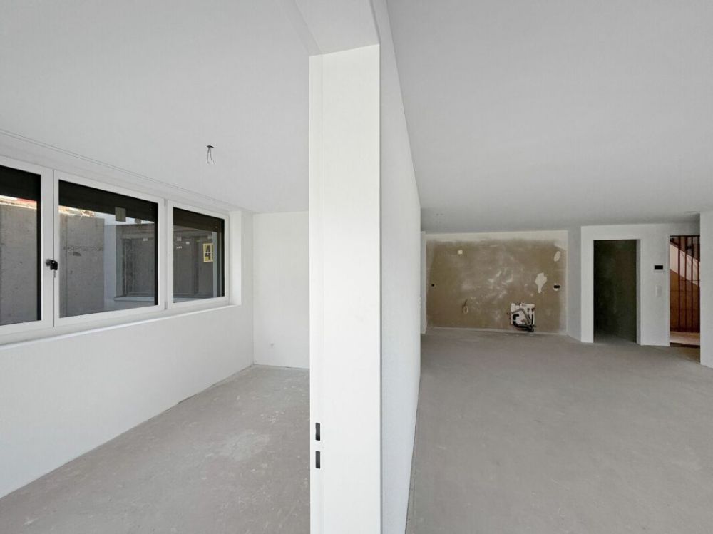 Stadt trifft Natur - Traumwohnung in Rheinnähe - Zimmer links und Wohnbereich rechts: attraktiver und flexibler Grundriss mit 3,5 Zimmern und zwei Badezimmern