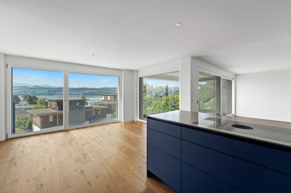 Grosszügige Wohnung mit See- und Bergsicht (Neubau) - Küche mit Essbereich (Seesicht)