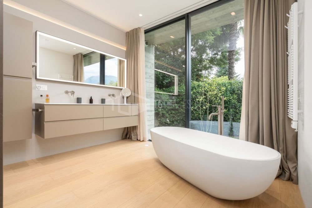 ELEGANTE MODERNE VILLA IM GRÜNEN -  Bild 2