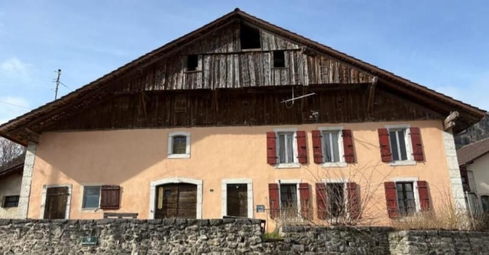 Appartement 4.5 pièces au rez supérieur — Baigné de lumière avec vue sur la place du village - Appartement 4.5 pièces - image - 1