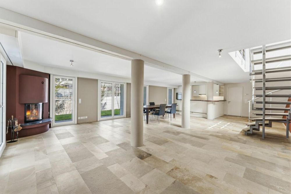 Grosszügiges und gepflegtes einseitig angebautes 5.5-Zimmer-Einfamilienhaus am Fusse des Zugerbergs - Wohnen mit Cheminée / Essen / Küche