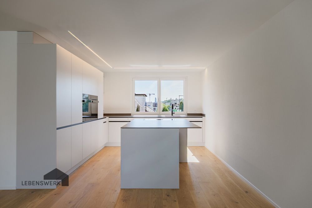 Raumwunder am Wiibärg. Erstbezug in Kreuzlingen TG - Die hochwertige Kocherhans-Küche überzeugt mit klaren Linien, edlen Materialien und einem durchdachten Grundriss