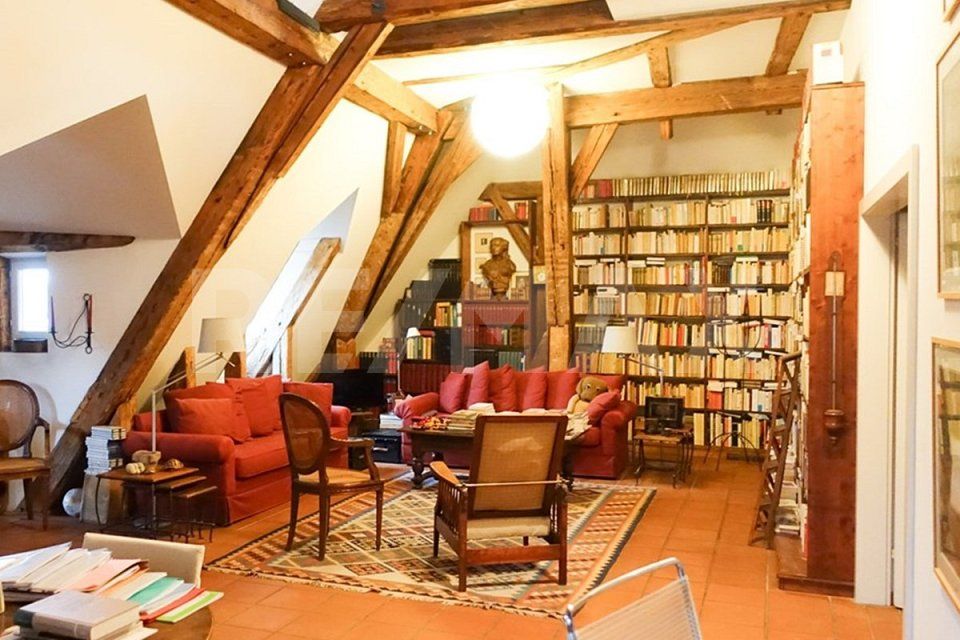 Historische Dachwohnung an bester Lage  attraktive Investitionsmöglichkeit -  Bild 4