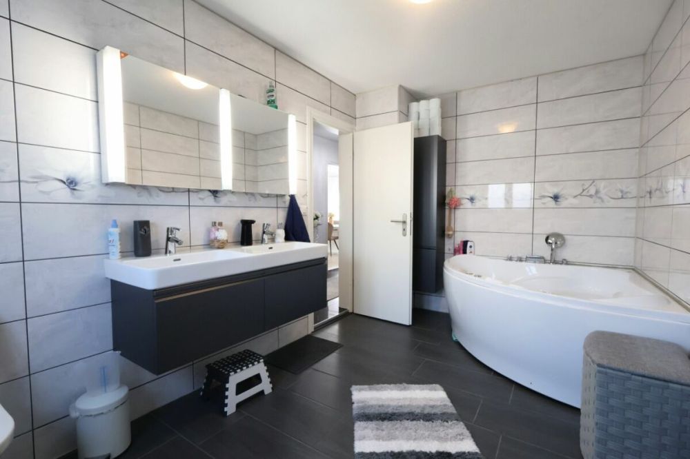 Viel Platz für Familie & Generationen: saniertes Haus mit Garten, Terrasse & Garage Kopie - Bild 9