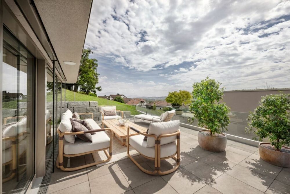 2-Etagen Terrassenhaus mit 2 Terrassen und 1 Sitzplatz - Haupt Terrasse mit KI Mobiliar