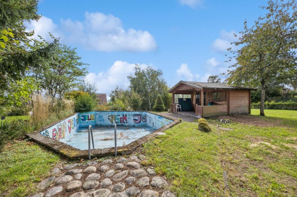 Bauland mit Altbauliegenschaft in Bettlach mit vielseitigen Nutzungsmöglichkeiten - Aussenbereich mit Pool