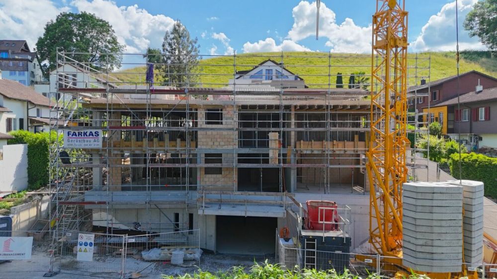 DIE KRÖNUNG DES HAUSES NIMMT FORM AN - DACHWOHNUNG IM BAU -  Bild 1