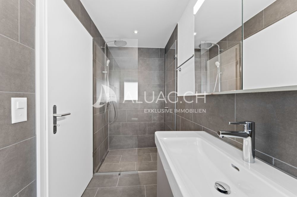NEUBAU HIGHLIGHT - 4.5 ZIMMER MIT BALKON - Moderne Nasszelle mit Regendusche und exklusiver Ausstattung für maximalen Komfort