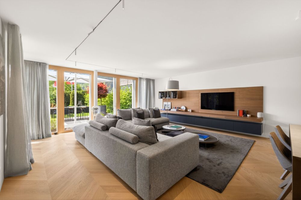 Euthal: exklusive 4.5-Zimmer-Gartenwohnung am Sihlsee - Wohnzimmer