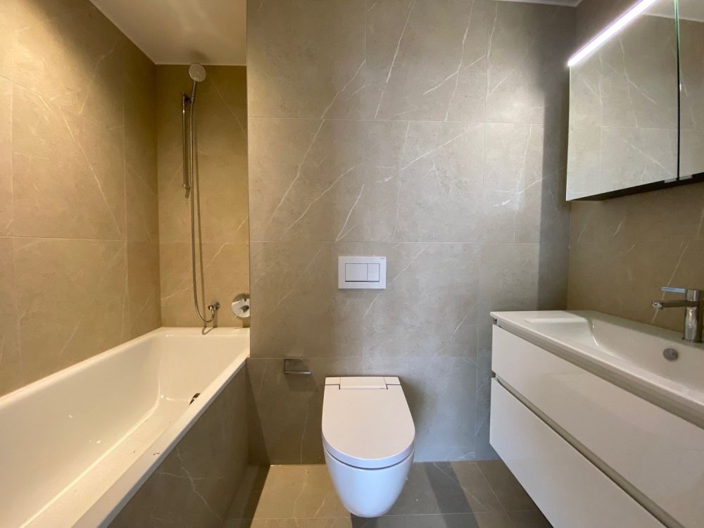 Moderne 4.5-Zimmerwohnung mit zwei grosszügigen Balkonen - Badezimmer b. Schlafzimmer