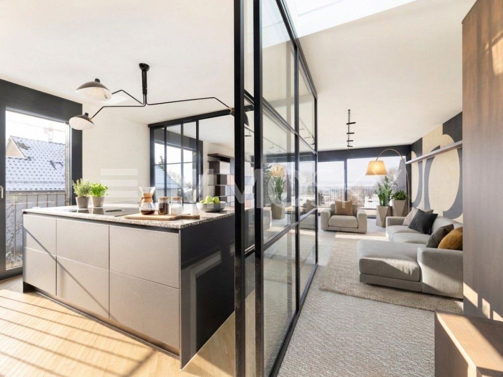 Einmalige Attikaresidenz mit faszinierender Aussicht - Designküche mit Glasfront harmonisch ins Wohnzimmer integriert