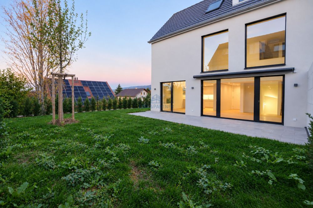 Zeitloser Neubau mit grosszügigem Raumkonzept - Aussenansicht / Exterior View