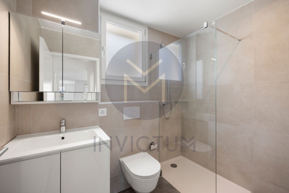 Superbe 4.5 pièces de 138 m² avec spacieuse loggia sur les hauteurs - Salle de douche