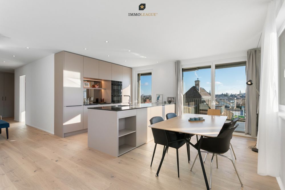 Exklusive Attikawohnung mit grosszügigen Sonnenterrassen. - Licht, Raum und Design in Harmonie. Die hochwertige Küche mit Kochinsel verbindet sich mit dem Essbereich und wird zum Herzstück der Wohnung.