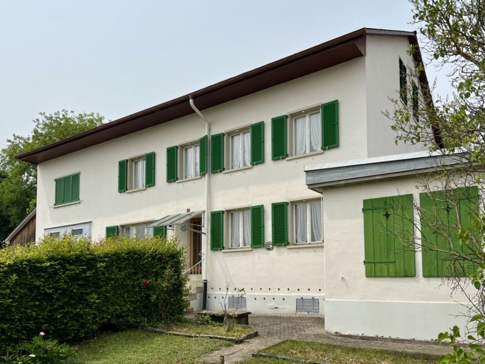 Liegenschaft mit grosser Landfläche und viel Bauland - Aussenansicht