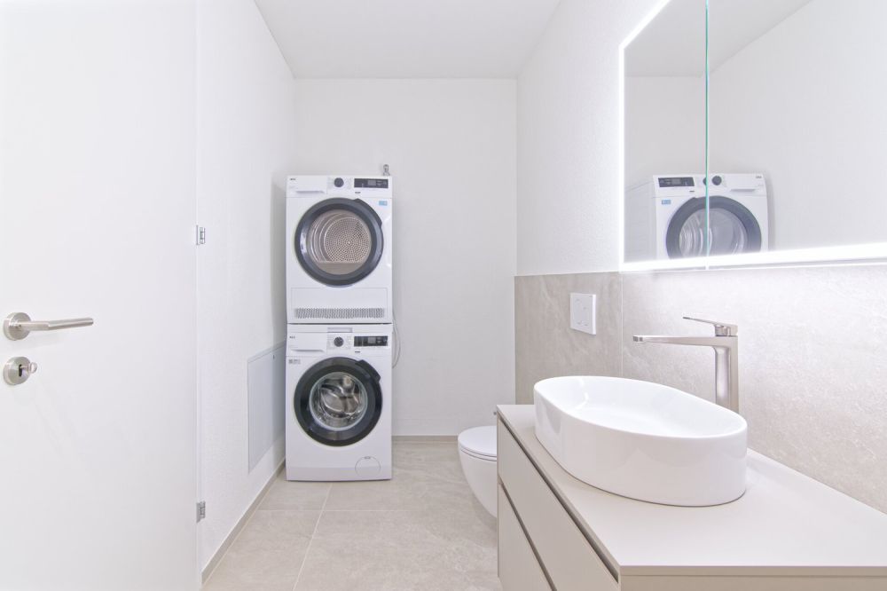 Erstbezug- 4.5-Zimmer Wohnung im 1. Obergeschoss mit Weitsicht - Nasszelle mit Waschturm
