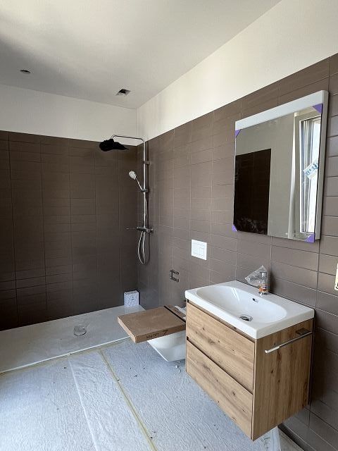 schöne Neubauwohnungen im Zentrum Münchwilen - Badezimmer b. Schlafzimmer