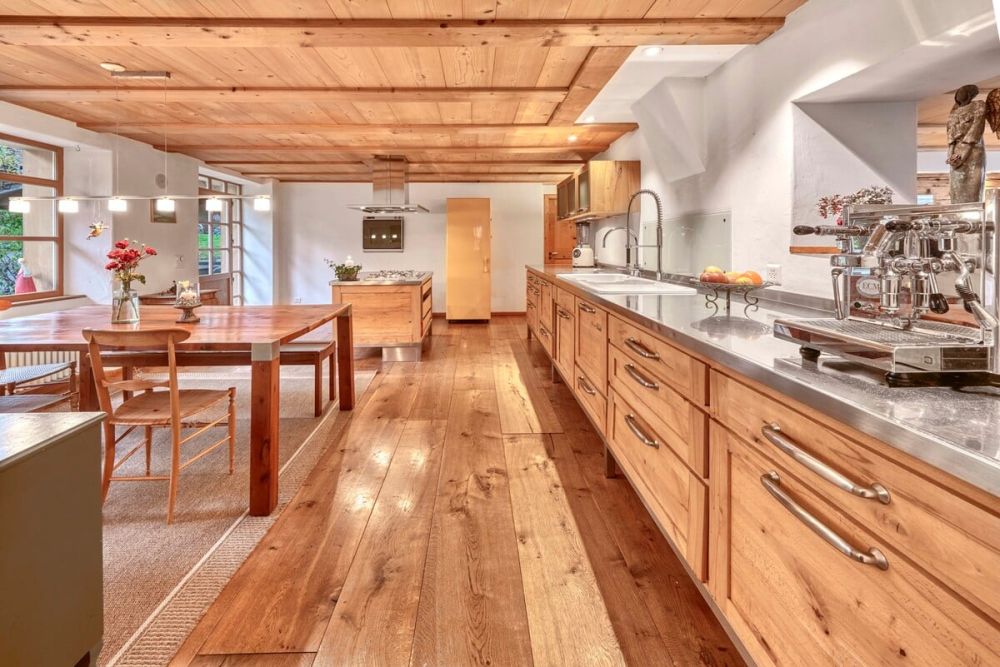 Ein Ort wie kein anderer - Landhausrarität oberhalb von Weggis - Offene Wohnküche mit Landhaus-Charme