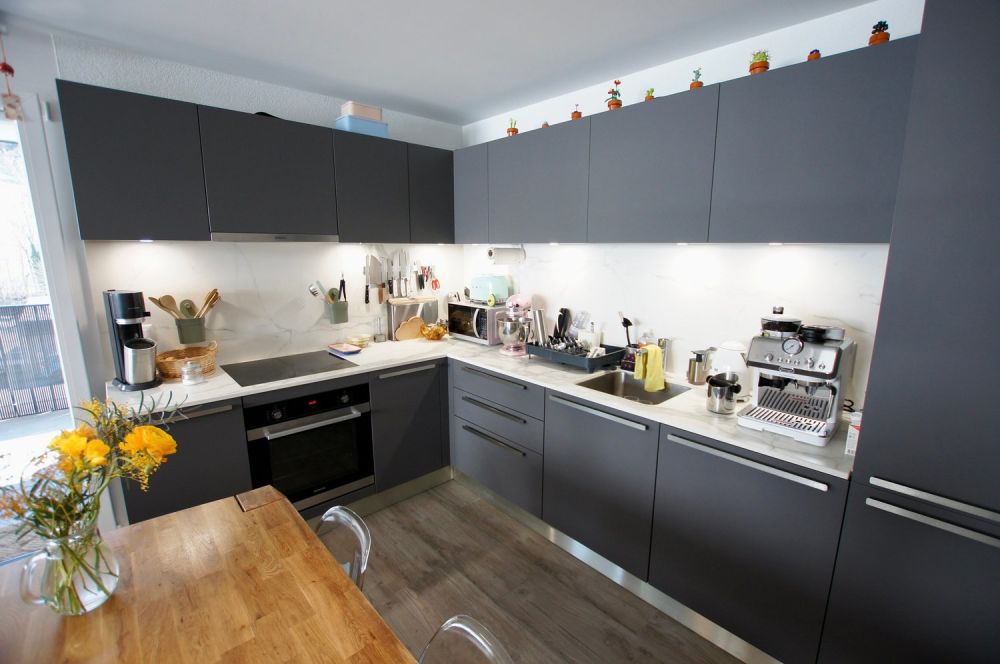 Schönes 3,5-Zimmer-Apartment in Remaufens mit einer überdachten Parkplatz -  Bild 3