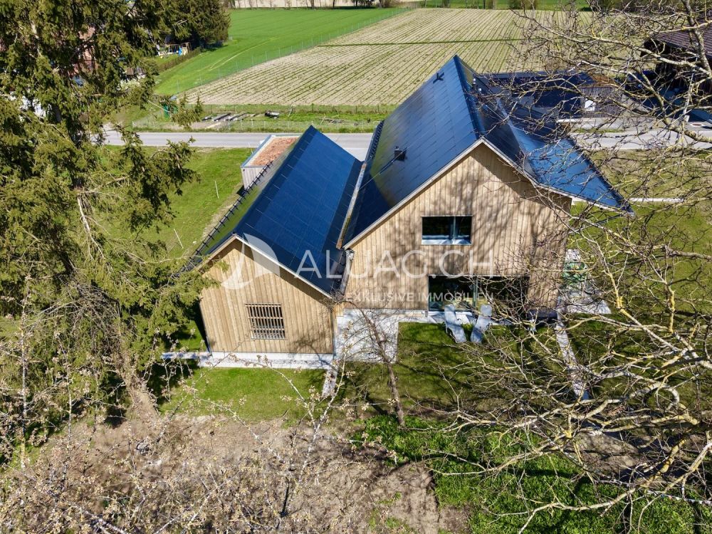 NEUBAU - 3.5 ZIMMER DUPLEX WOHNUNG - Idyllische Rückansicht mit weitläufigem Garten, naturnahem Umfeld und nachhaltiger Bauweise