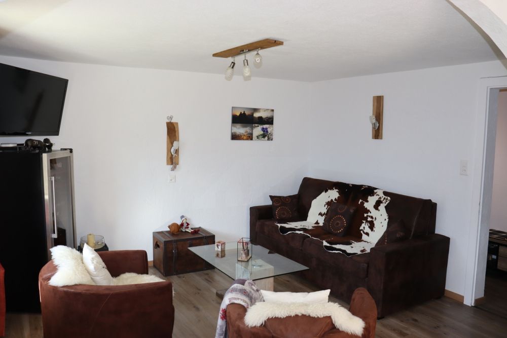 Stilvolle 2.5-Zimmer-Wohnung mit Garten und Terrasse in Grächen! - Bild 2