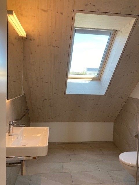 Grosszügige Maisonette-Wohnung - Bad klein mit Dusche