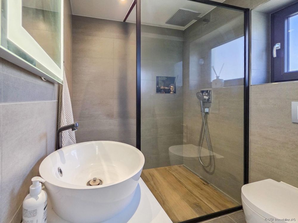Exklusive Wohnqualität an ruhiger Lage mit grossem Garten - OG En Suite-Dusche