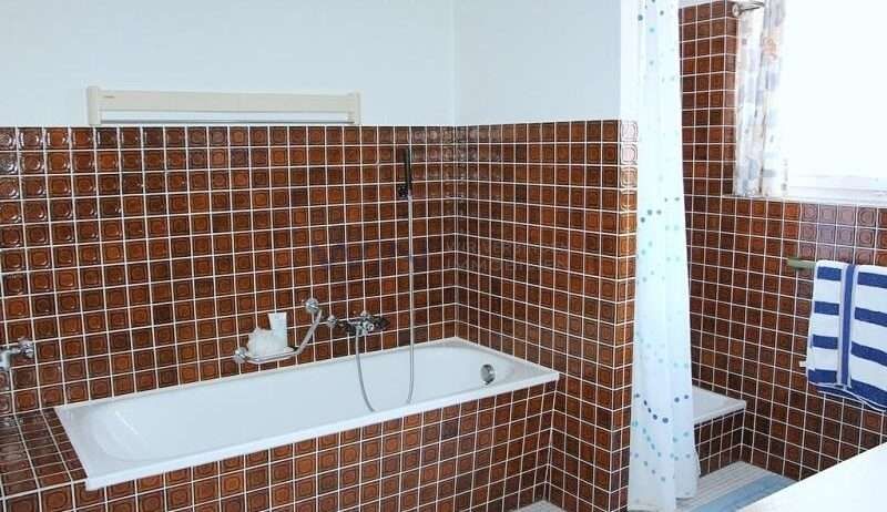 8 Zi-Wohnhaus mit Garage & Garten - Badezimmer