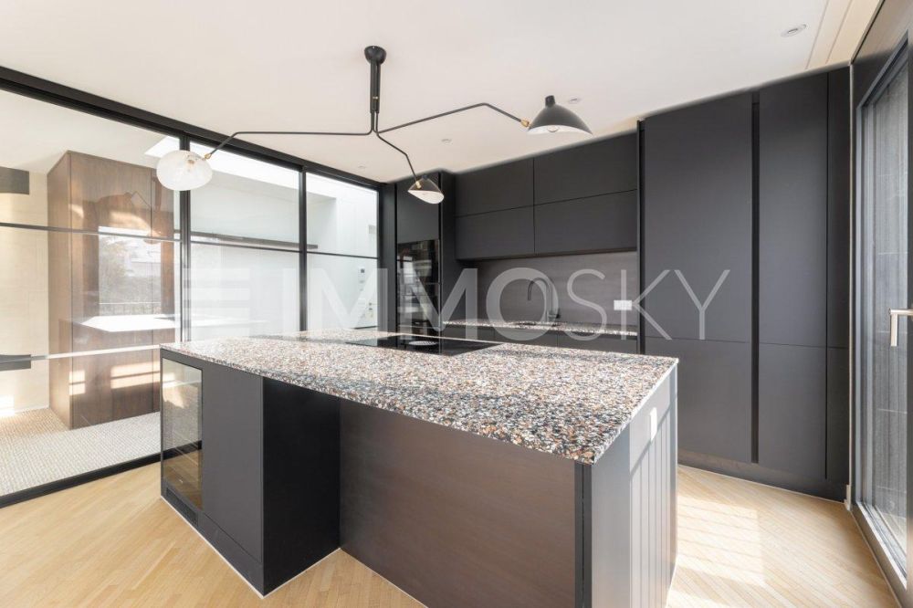 Attika-Perle der Extraklasse - Elegant ausgestattete Küche, der Logenplatz zuhause