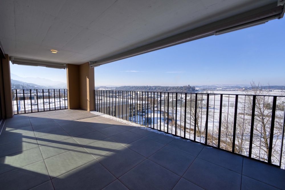 Gehobene 4.5-Zimmer Attikawohnung mit beeindruckender Fernsicht - Balkon mit offener Weitsicht ins Rontal