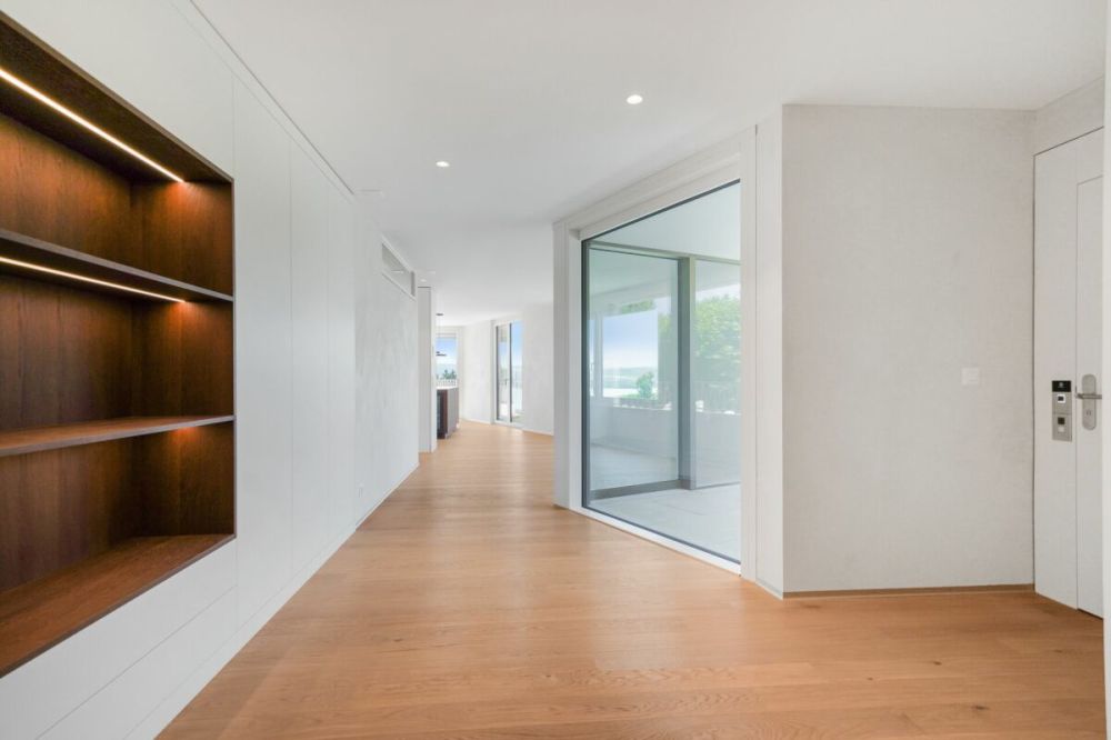 Exklusive 4.5 Zimmer Neubau Terrassenwohnung mit atemberaubender Weitsicht über den Murtensee -  Bild 5