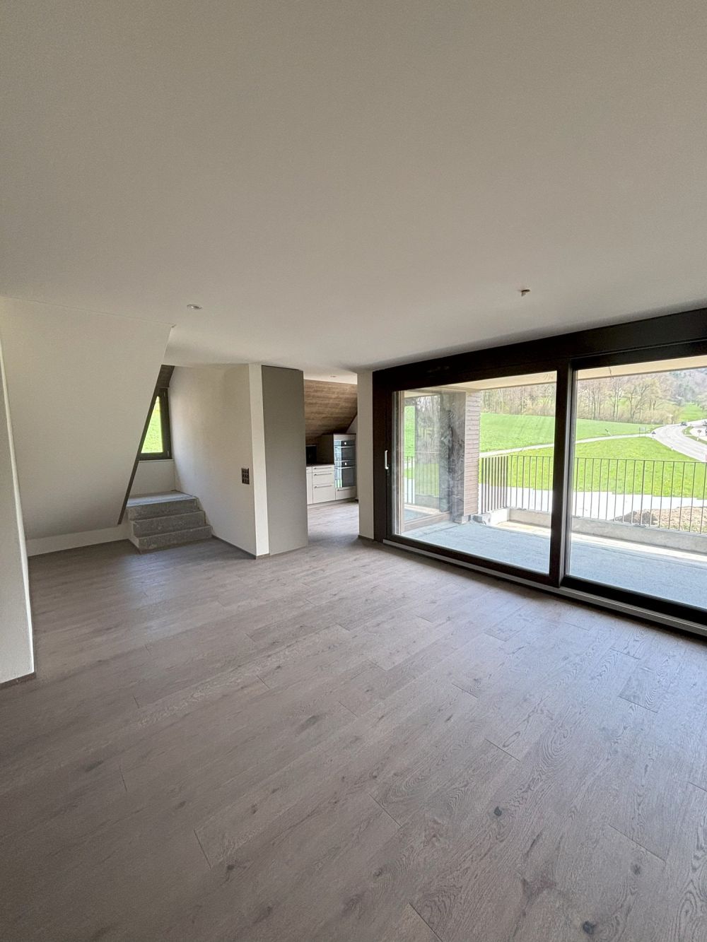 Neue 4.5 Zimmer-Maisonette-Wohnung mit charmanter Atmosphäre -  Bild 1