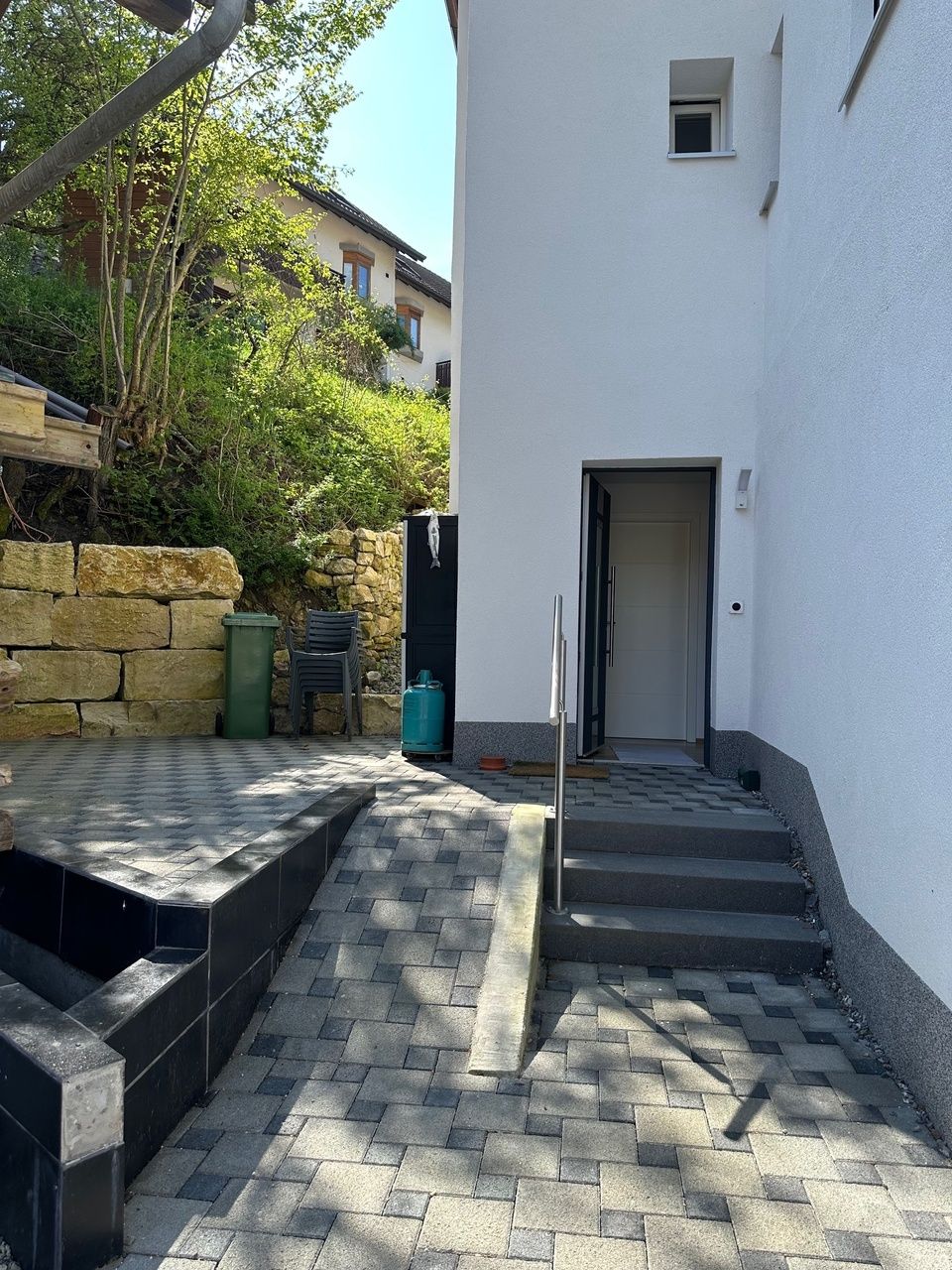 Neuwertige 3.5-Zimmer-Wohnung mit Sitzplatz und Carport zu verkaufen -  Bild 3