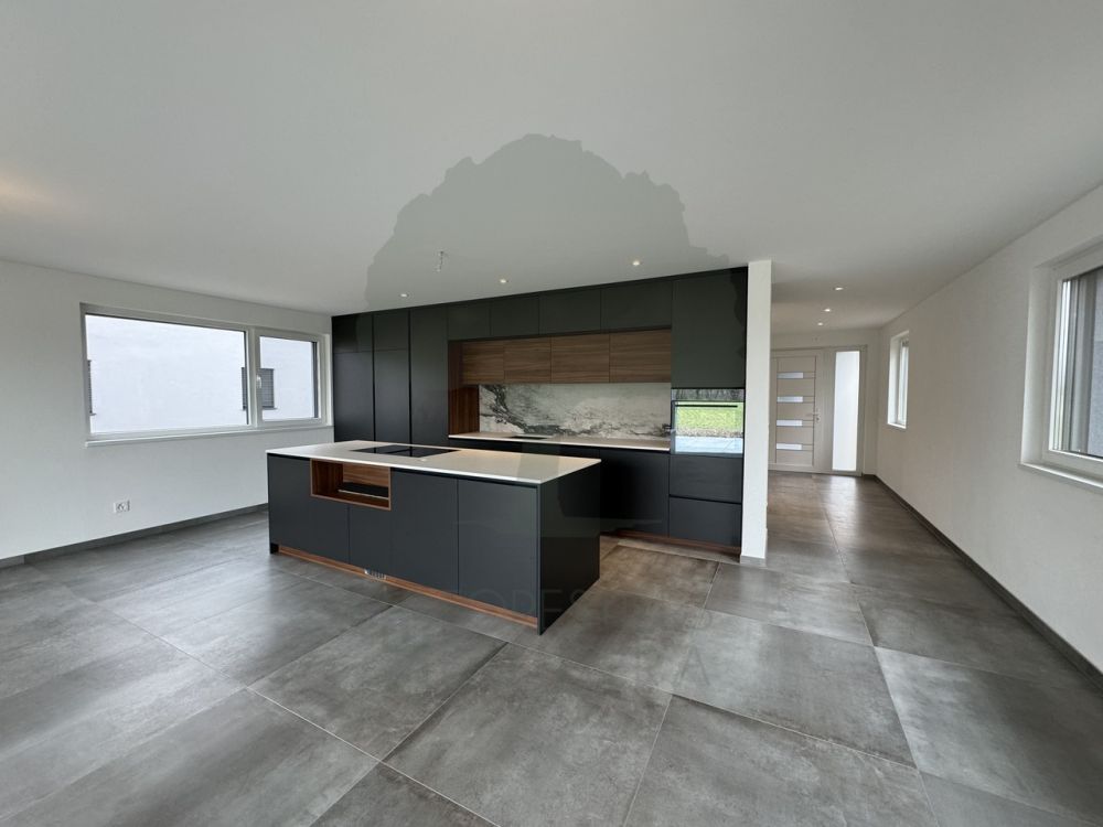 Wunderschönes neues Haus jetzt in Courtételle verfügbar - Cuisine-séjour - RDC