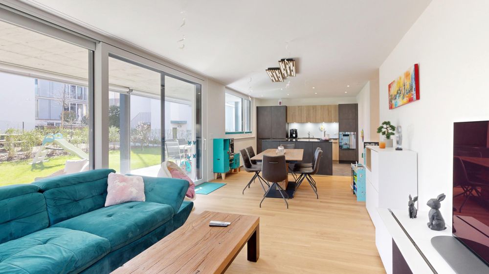 Moderne 4.5-Zimmer-Gartenwohnung mit Einstellhallenplatz - Wohnen / Küche