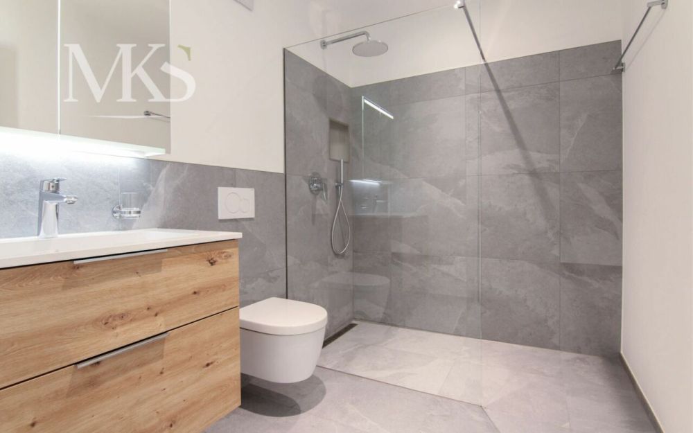 Grossflächige Neubauwohnung an ruhiger und sonniger Lage - Dusche/WC