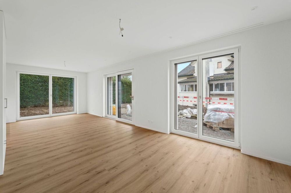 5,5 Zimmer-Doppeleinfamilienhaus - Wohn-/Essbereich mit Zugang Terasse