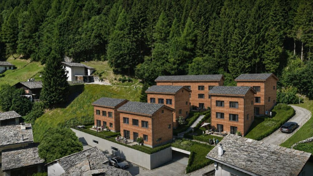 8 neue Einfamilienhäuser (B1) für den Erstwohnsitz. Zeitgemässer Holzbau, sorgfältig geplant im kleinen Ensemble Bim Chrützchappeli. -  Bild 1