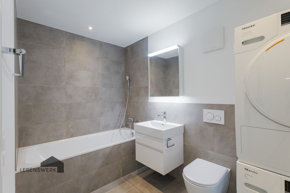 Raumwunder am Wiibärg. Erstbezug in Kreuzlingen TG - Das Bad mit Wanne lädt zum Abschalten und Geniessen ein