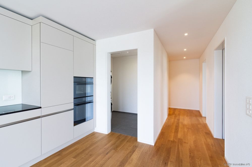 2.5-Zimmer-Neubauwohnung, sofort bezugsbereit, ideal auch als Kapitala - Korridor + Reduit